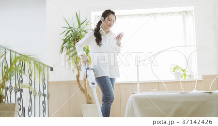 音楽を聴きながら掃除をする女の子 37142426