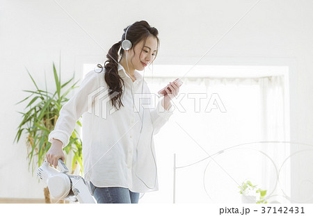 音楽を聴きながら掃除をする女の子 37142431