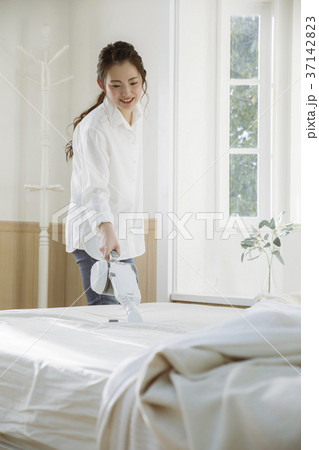 布団クリーナーをかける女の子 布団クリーナーをかける女の子 37142823