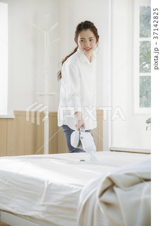布団クリーナーをかける女の子 布団クリーナーをかける女の子 37142825