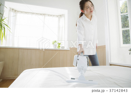 布団クリーナーをかける女の子 37142843