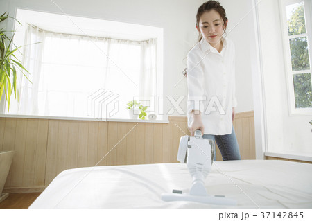 布団クリーナーをかける女の子 37142845