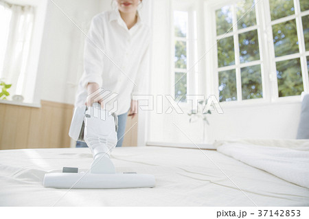 布団クリーナーをかける女の子 布団クリーナーをかける女の子 37142853