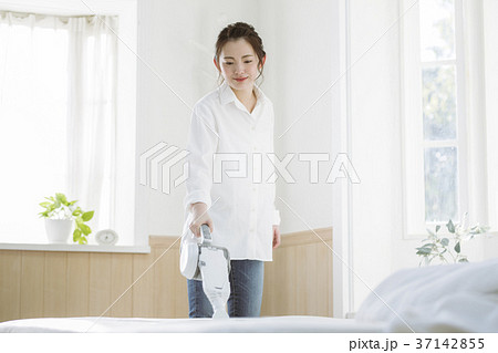 布団クリーナーをかける女の子 布団クリーナーをかける女の子 37142855