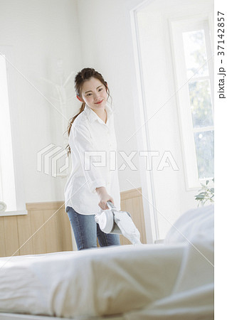 布団クリーナーをかける女の子 布団クリーナーをかける女の子 37142857