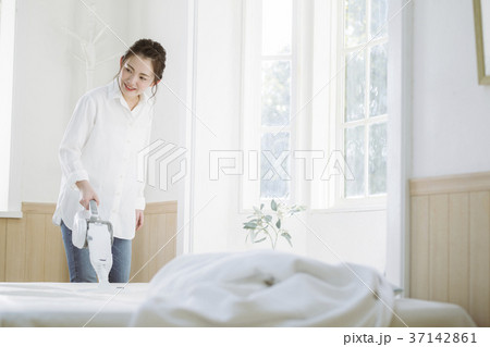 布団クリーナーをかける女の子 布団クリーナーをかける女の子 37142861