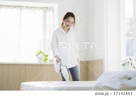 布団クリーナーをかける女の子 布団クリーナーをかける女の子 37142863