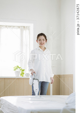 布団クリーナーをかける女の子 37142875