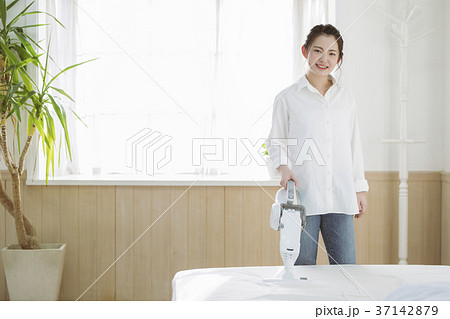 布団クリーナーをかける女の子 37142879