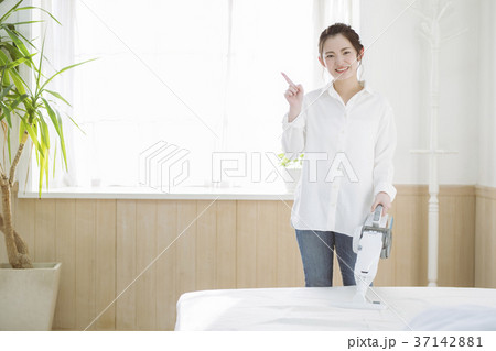 布団クリーナーをかける女の子 37142881