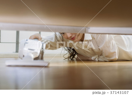 ベッドの下を掃除する女性 37143107
