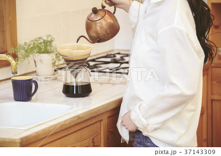 音楽を聴きながらハンドドリップする女の子 37143309