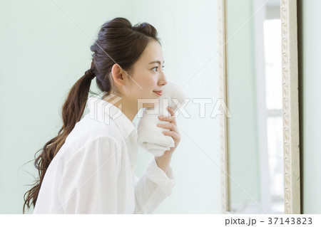 鏡に向かう女性 鏡に向かう女性 37143823