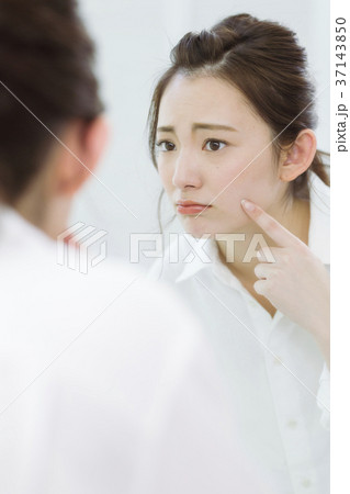 鏡に向かう女性 37143850