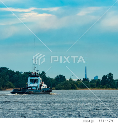 Black tug ship underway Black tug ship underway 37144791