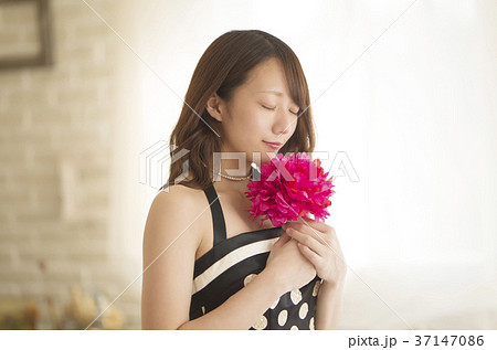花を持つ女性 37147086
