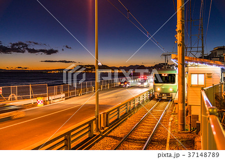 神奈川県 江ノ島 湘南海岸の日没の写真素材