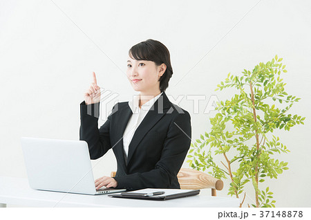 ビジネス 女性 白背景 ビジネス 女性 白背景 37148878