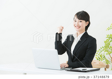 ビジネス　女性　白背景 37148879