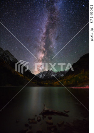 Milky way over Maroon Bells Colorado, Fall 37149031