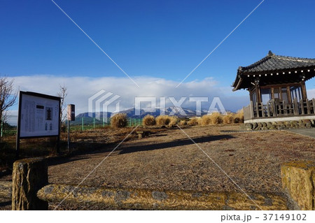 山上の多重塔と赤城山 37149102