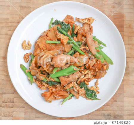 stir fried noodle with pork and kale 37149820