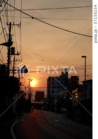 夕暮れの町並み 37150234