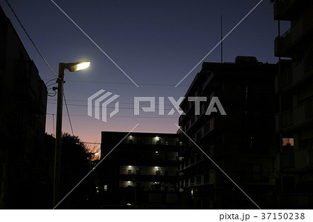 夕暮れの町並み 37150238