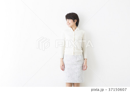 笑顔で立つ女性 笑顔で立つ女性 37150607