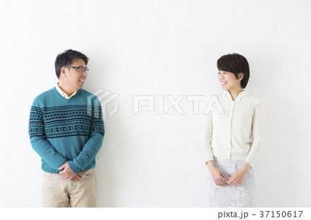 白バックに並んで立つ夫婦 白バックに並んで立つ夫婦 37150617