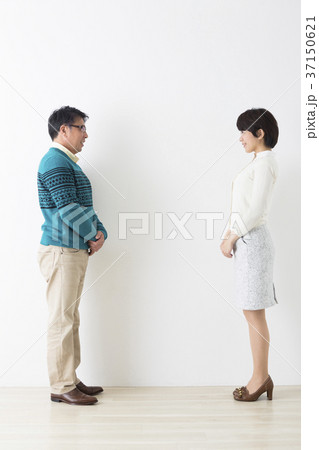 白バックに向かいあって立つ夫婦 白バックに向かいあって立つ夫婦 37150621