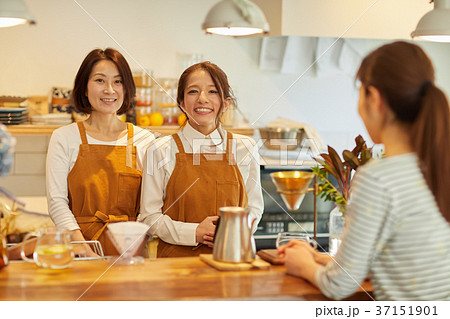 カフェ　店員　お客さん 37151901