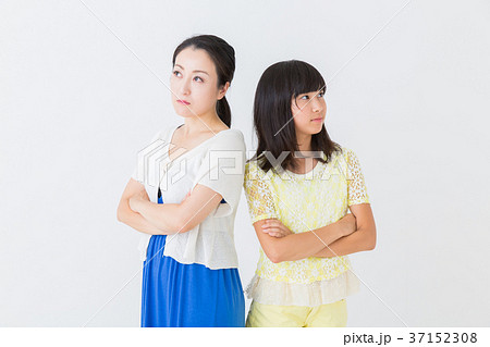 喧嘩をする親子 37152308