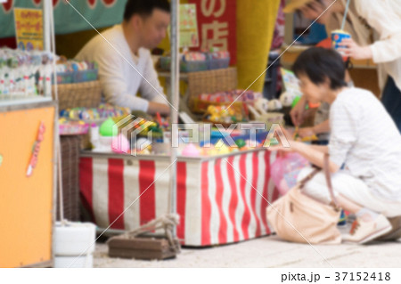 お祭りイメージ　屋台（ボケ表現） 37152418