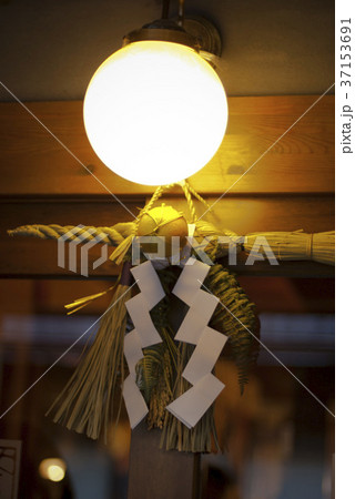 電灯の下のしめ縄 電灯の下のしめ縄 37153691