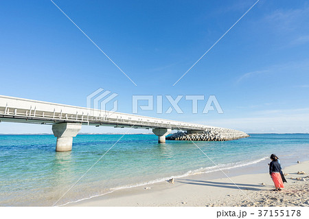 伊良部島のビーチから見る伊良部大橋の景色 37155178