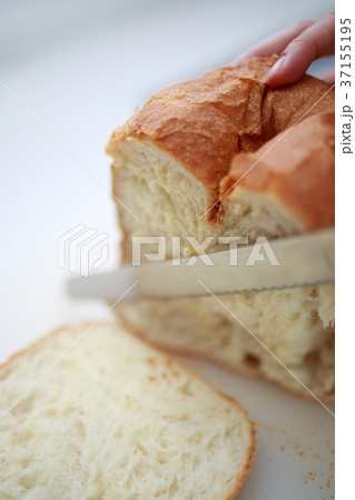 ホームベーカリー (パン 手作り ハンドメイド 小麦粉 キッチン 台所 主婦 人物 調理 料理) 37155195