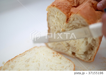 ホームベーカリー (パン 手作り ハンドメイド 小麦粉 キッチン 台所 主婦 人物 調理 料理) 37155196