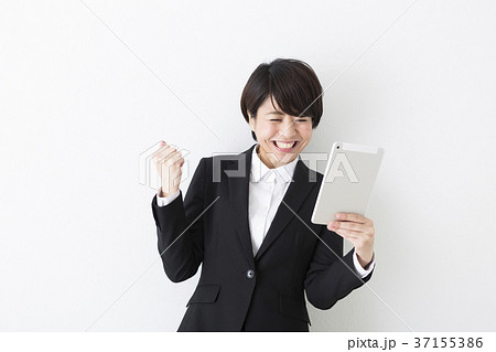 タブレットを持つビジネスウーマン 37155386