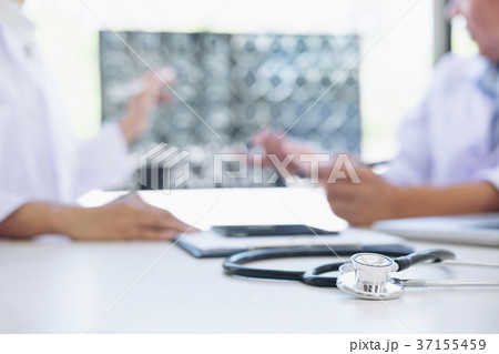 Professor Doctor discussion a method with patient treatment, res Professor Doctor discussion a method with patient treatment, res 37155459