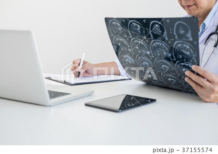 Professor Doctor report and recommend a method with patient trea 37155574