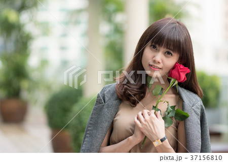 若い女性 バラ ラブ 若い女性 バラ ラブ 37156810