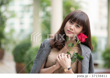 若い女性 バラ ラブ 若い女性 バラ ラブ 37156811