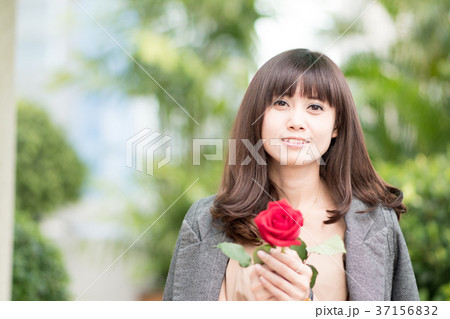若い女性 バラ ラブ 若い女性 バラ ラブ 37156832