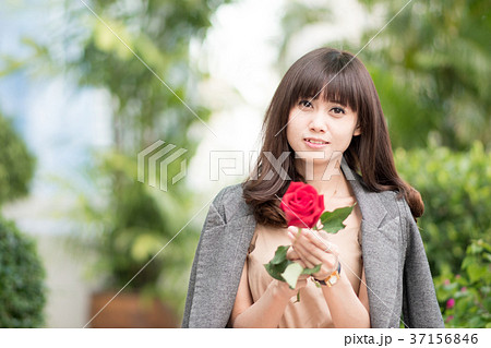 若い女性 バラ ラブ 若い女性 バラ ラブ 37156846
