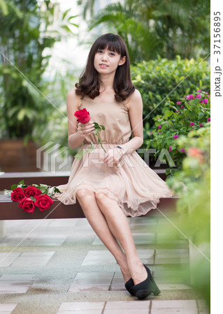 若い女性 バラ ラブ 若い女性 バラ ラブ 37156895