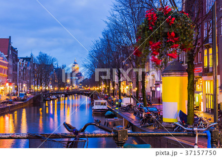 Night illumination of Amsterdam canal and bridge 37157750