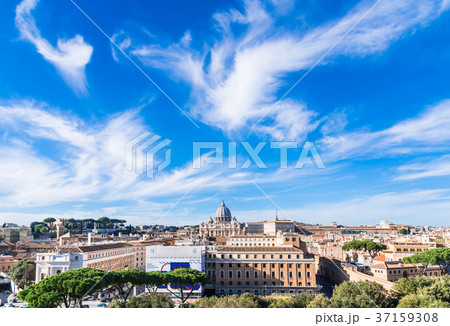 サン・ピエトロ大聖堂とローマの町並み 37159308