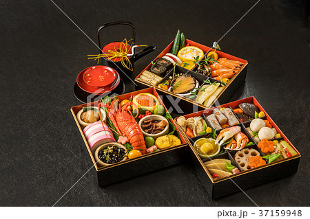 典型的なおせち料理　General Japanese New Year dishes 37159948
