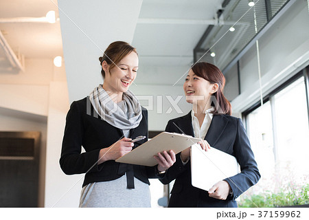 グローバルビジネス  女性　 37159962